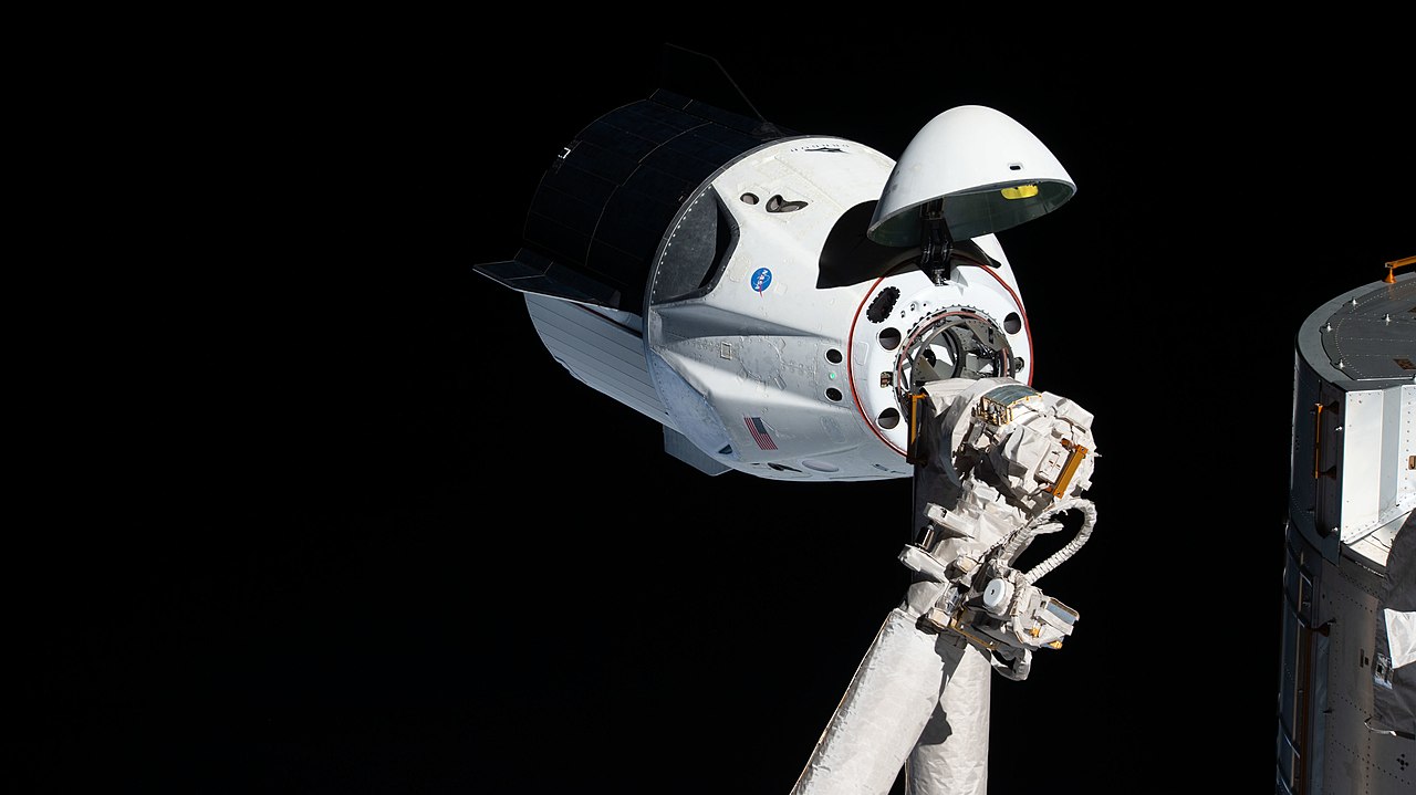 La navicella spaziale Dragon Crew di Space X al momento dell'attracco all'ISS