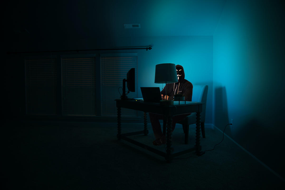 Hacker mascherato al PC